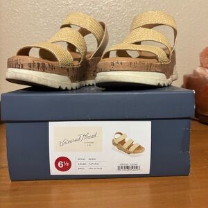 Universal Thread Women's Beige Strappy Sandals